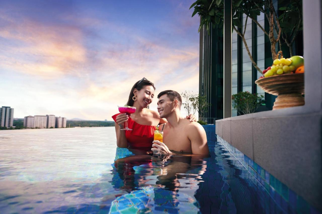 Doubletree By Hilton Shah Alam I-City Eksteriør bilde Infinity pool at The View