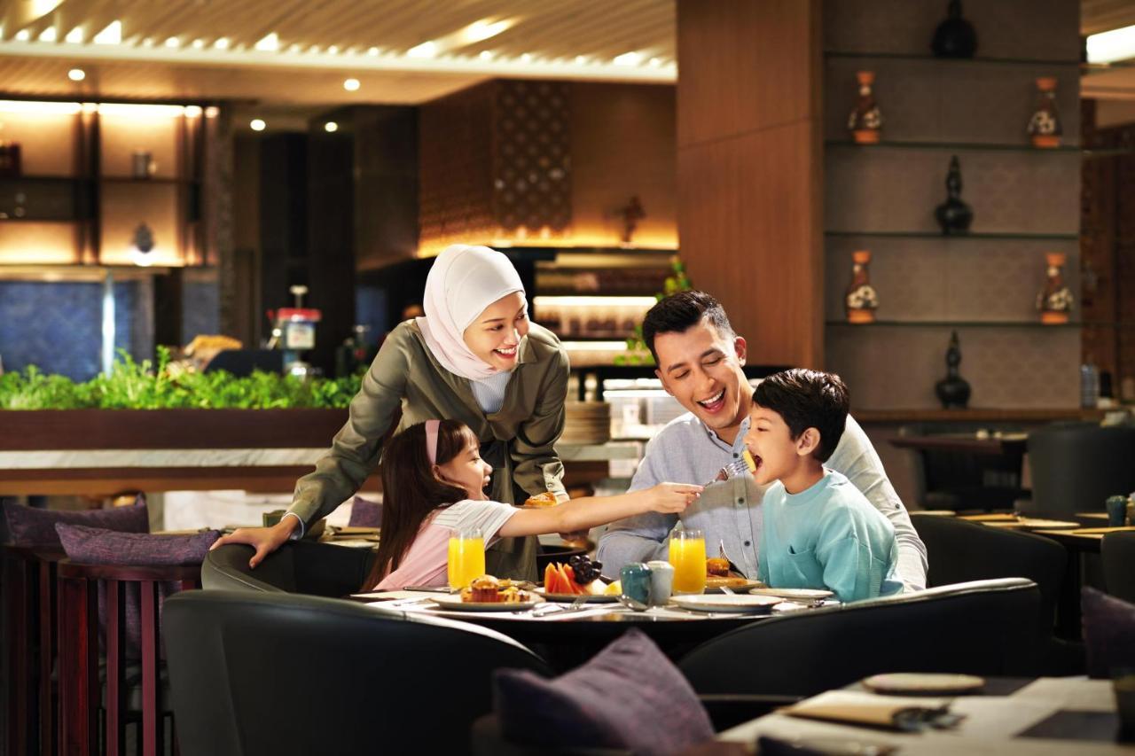 Doubletree By Hilton Shah Alam I-City Eksteriør bilde Family dining at the hotel