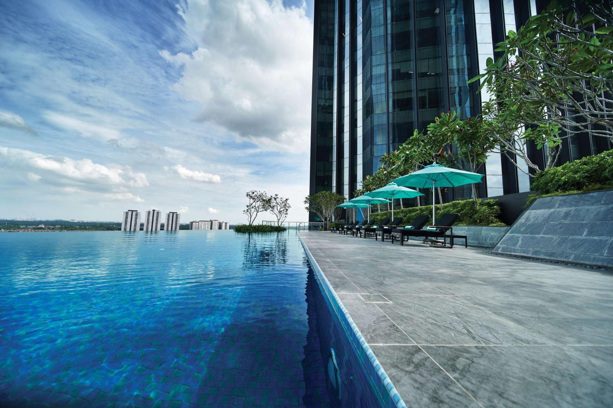 Doubletree By Hilton Shah Alam I-City Eksteriør bilde Infinity pool at the 50th floor