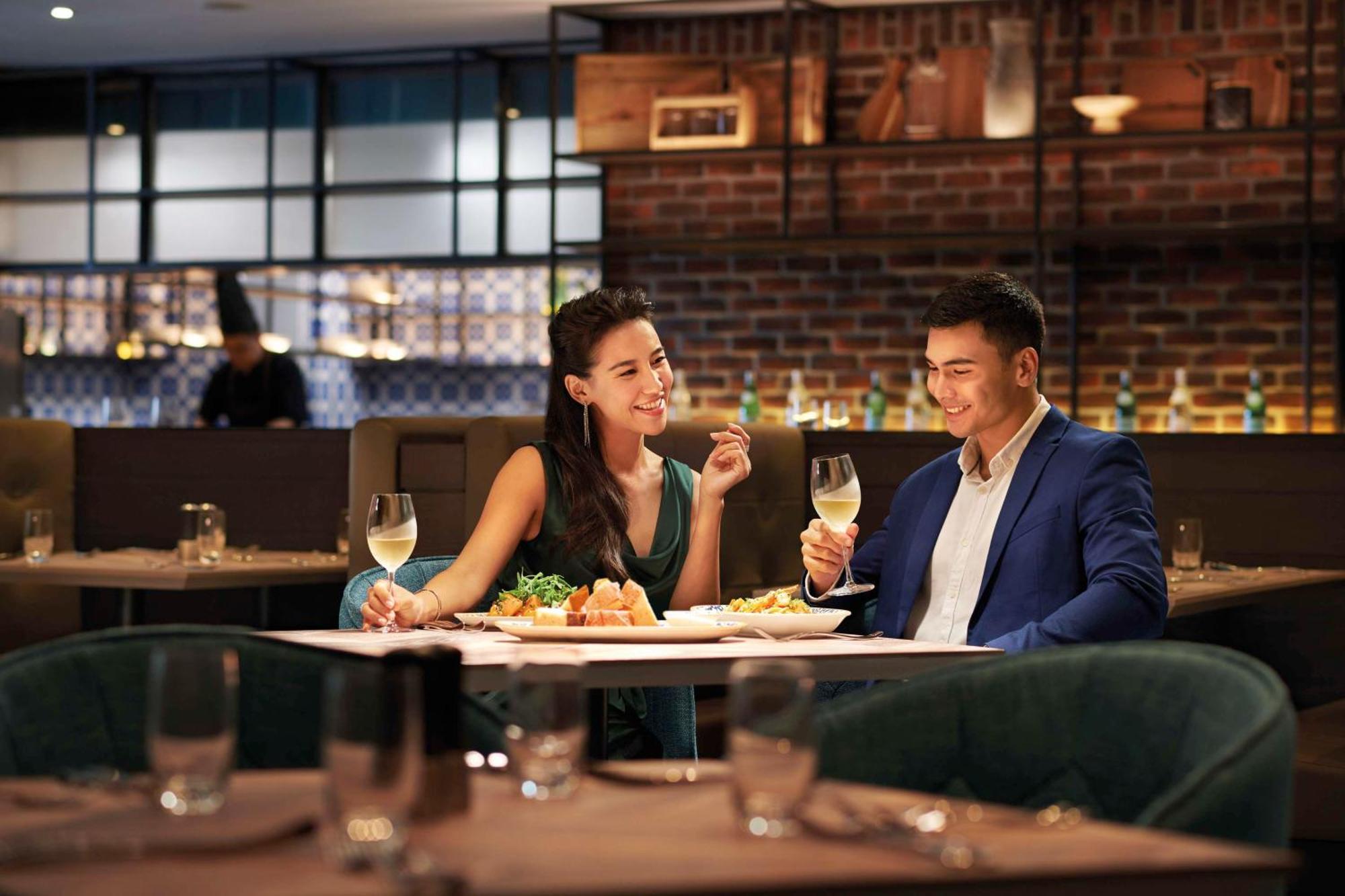 Doubletree By Hilton Shah Alam I-City Eksteriør bilde A couple dining at a restaurant